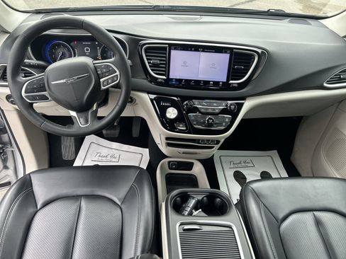 Used 2023 Chrysler Pacifica Touring-L FWD image 21
