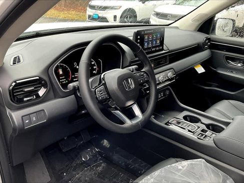 New 2025 Honda Pilot Touring image 9