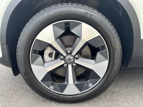 Certified 2025 Volvo XC40 B5 Plus AWD/4WD image 9
