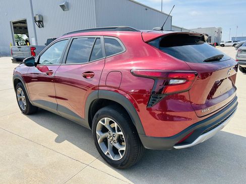 Used 2025 Chevrolet Trax LT FWD image 32