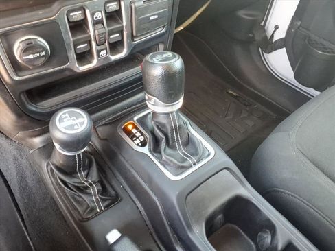 Used 2019 Jeep Wrangler Unlimited Sahara image 32