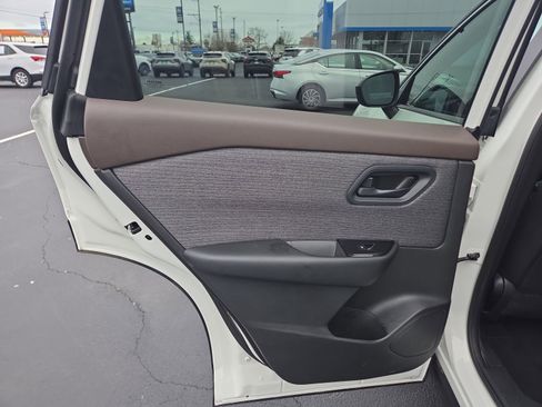 Used 2023 Nissan Rogue S image 16