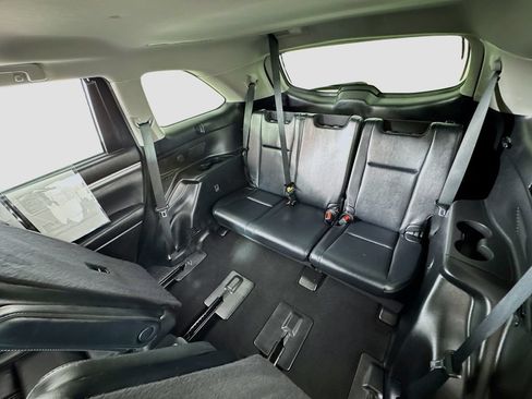 Used 2017 Toyota Highlander SE FWD image 11