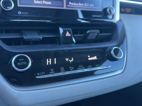 Used 2022 Toyota Corolla LE image 12