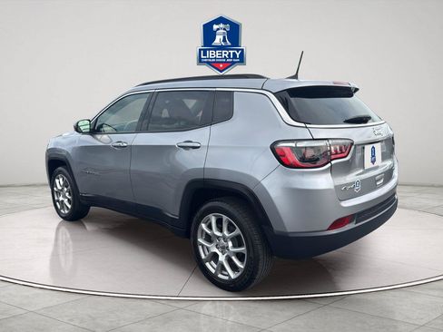 Used 2022 Jeep Compass Latitude w/ Sun and Sound Group AWD/4WD image 7