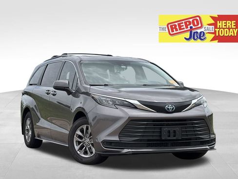 Used 2024 Toyota Sienna LE w/ LE Plus Package FWD image 1