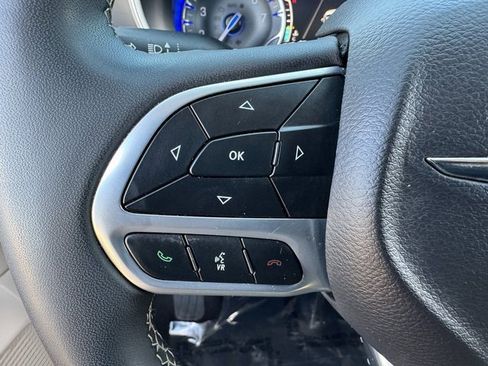 Used 2023 Chrysler Pacifica Touring-L image 23