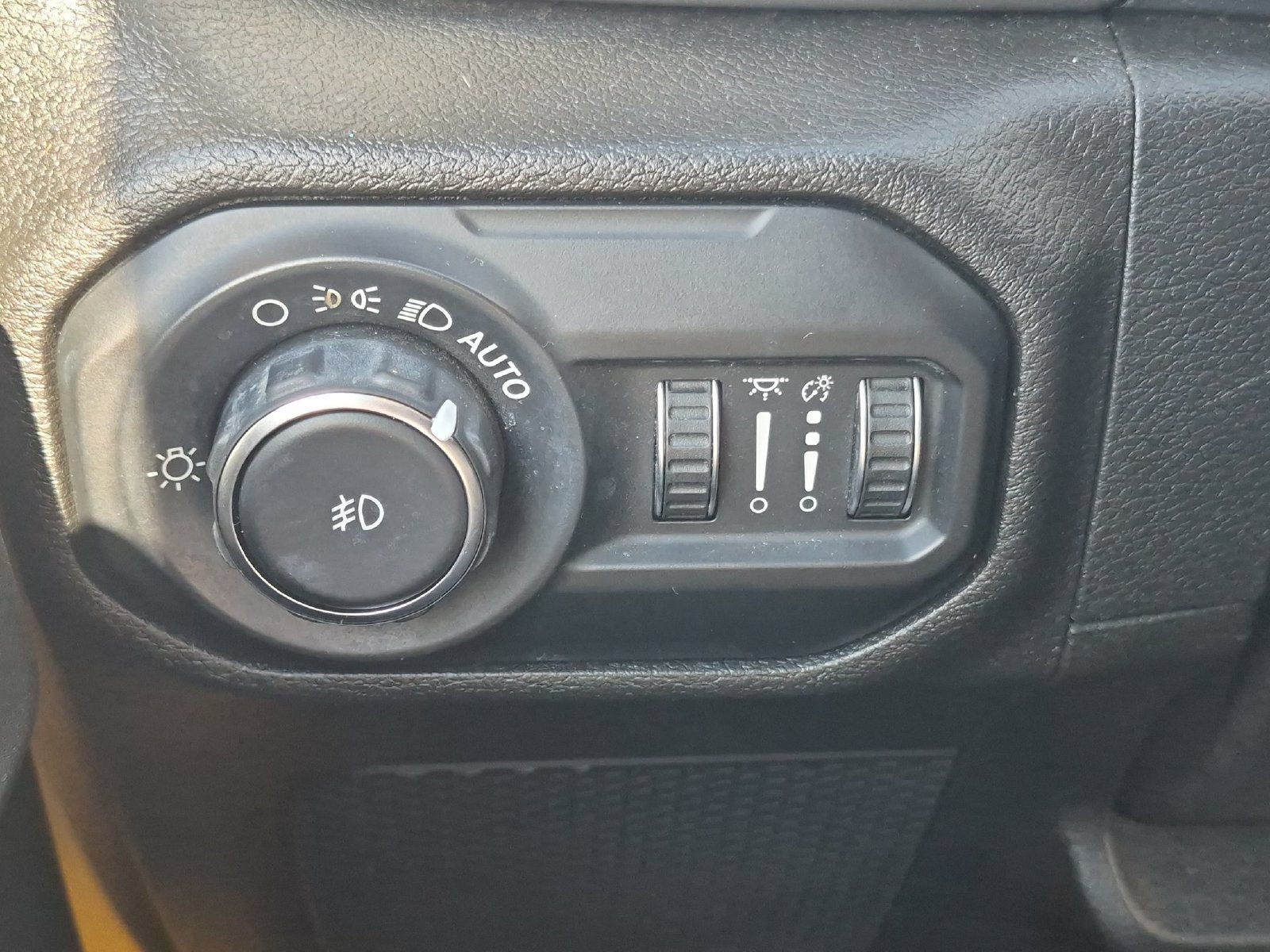 Used 2019 Jeep Wrangler Unlimited Sahara AWD/4WD image 25
