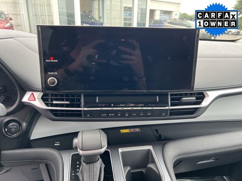 Used 2025 Toyota Sienna XLE FWD image 9