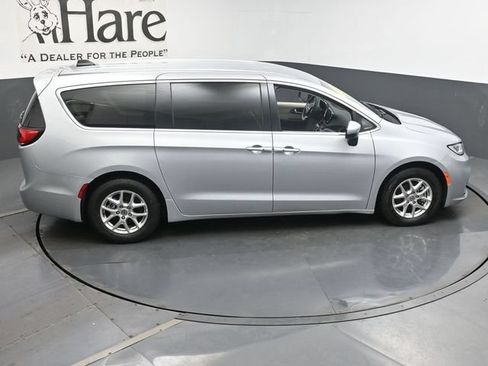 Used 2023 Chrysler Pacifica Touring-L FWD image 40