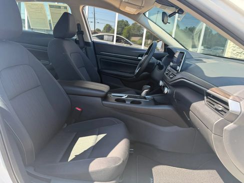 Used 2025 Nissan Altima 2.5 SV FWD image 12