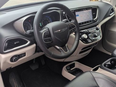 Used 2024 Chrysler Pacifica Touring-L FWD image 13
