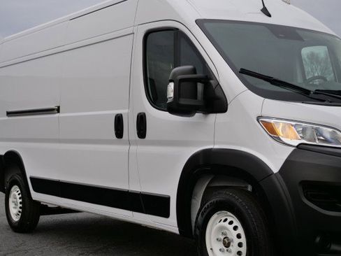 Used 2025 RAM ProMaster 2500 w/ Storage Group image 33