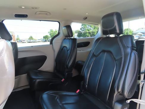 Used 2023 Chrysler Pacifica Touring-L FWD image 20