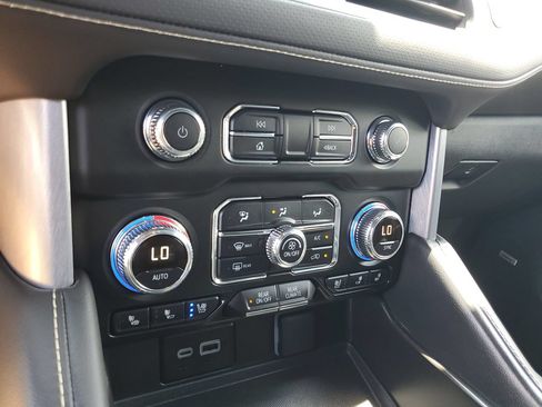 Used 2024 GMC Yukon SLT w/ SLT Luxury Package RWD image 22