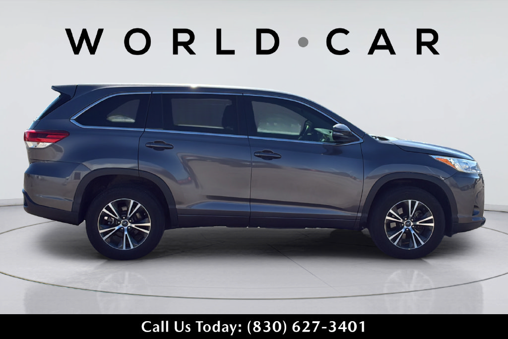 Used 2017 Toyota Highlander LE FWD image 2