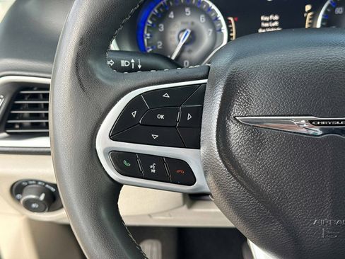 Used 2024 Chrysler Pacifica Touring-L image 31