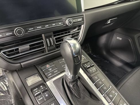 Certified 2020 Porsche Macan AWD/4WD image 32