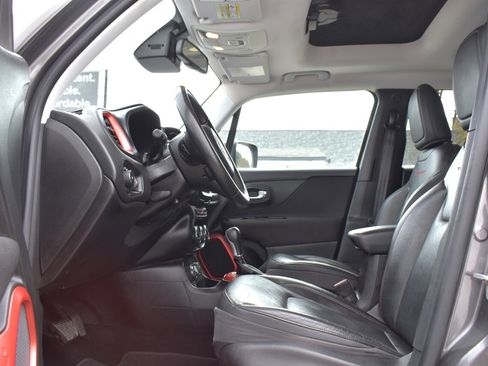 Used 2016 Jeep Renegade Trailhawk w/ Premium Trailhawk Package image 10