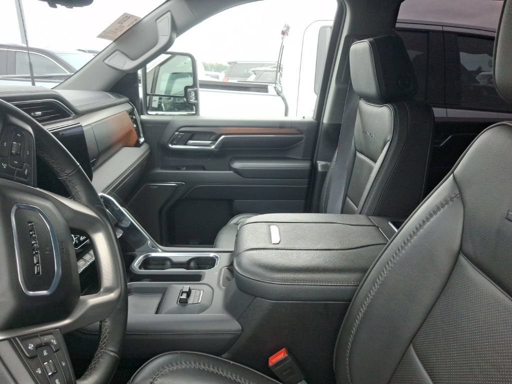 Used 2024 GMC Sierra 3500 Denali w/ Technology Package AWD/4WD image 10