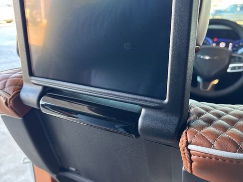 Used 2024 Chrysler Pacifica Pinnacle w/ Trailer Tow Group image 31