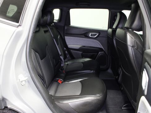 Used 2024 Jeep Compass Latitude AWD/4WD image 16
