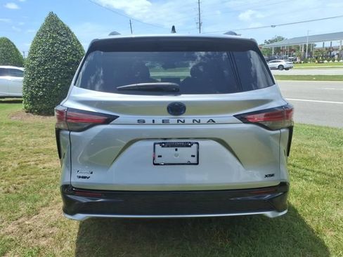 Used 2025 Toyota Sienna XSE w/ XSE Plus Package FWD image 2