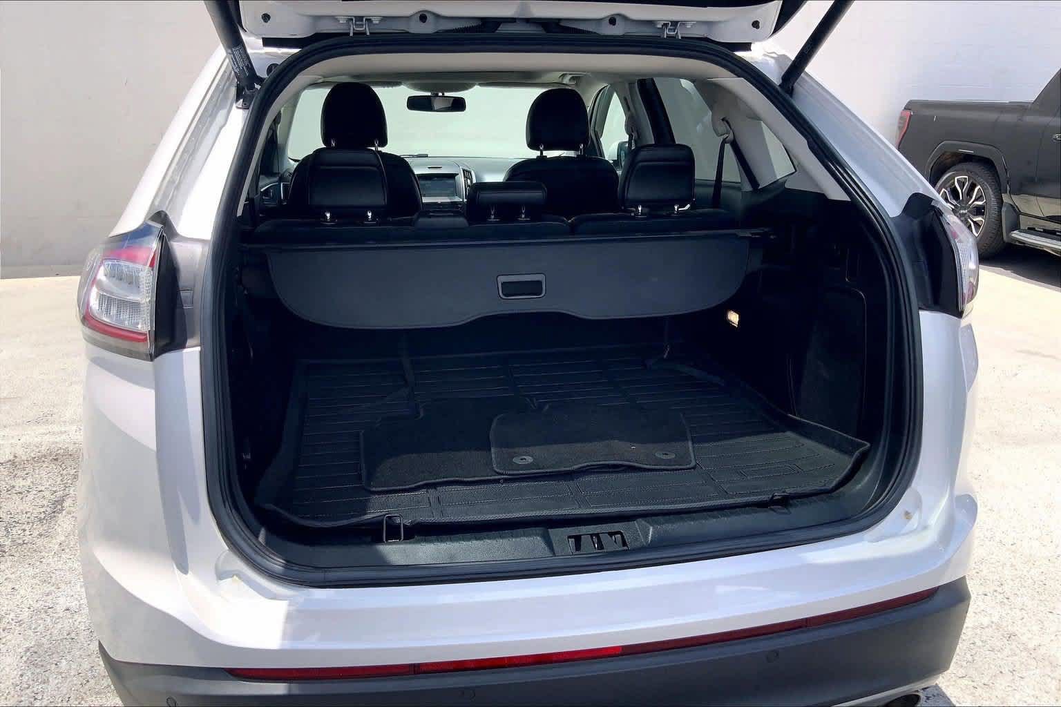 Used 2018 Ford Edge Titanium w/ Equipment Group 301A FWD image 18