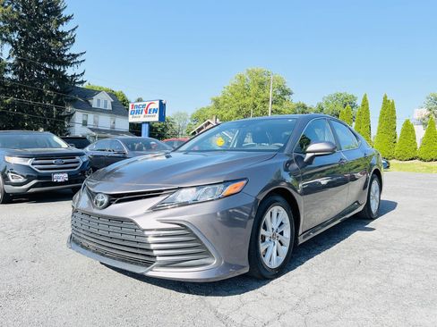 Used 2021 Toyota Camry LE image 1
