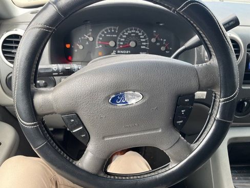 Used 2004 Ford Expedition XLT image 12