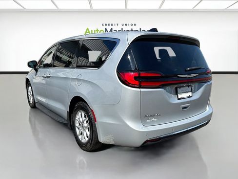 Used 2023 Chrysler Pacifica Touring-L FWD image 4
