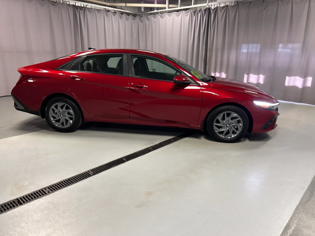 Used 2025 Hyundai Elantra Hybrid FWD image 8
