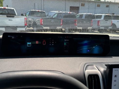 Used 2025 Ford Expedition Active AWD/4WD image 31