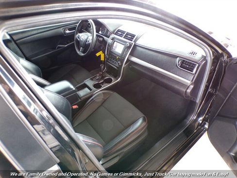 Used 2017 Toyota Camry SE FWD image 29