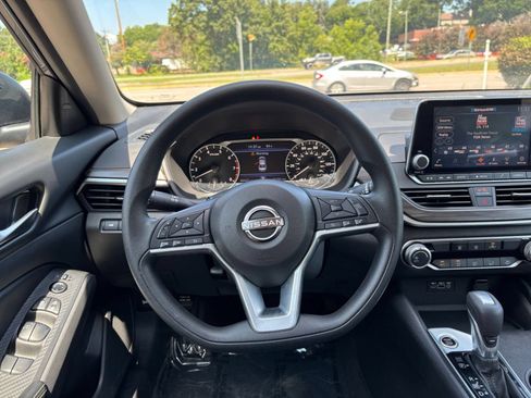 Used 2025 Nissan Altima 2.5 SV FWD image 29