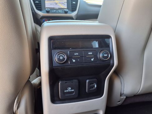 Used 2019 GMC Acadia Denali w/ Technology Package FWD image 18