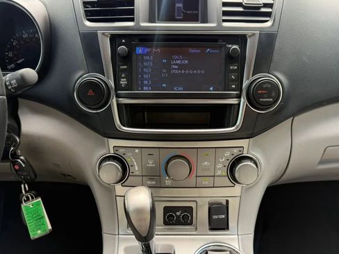 Used 2013 Toyota Highlander SE FWD image 10