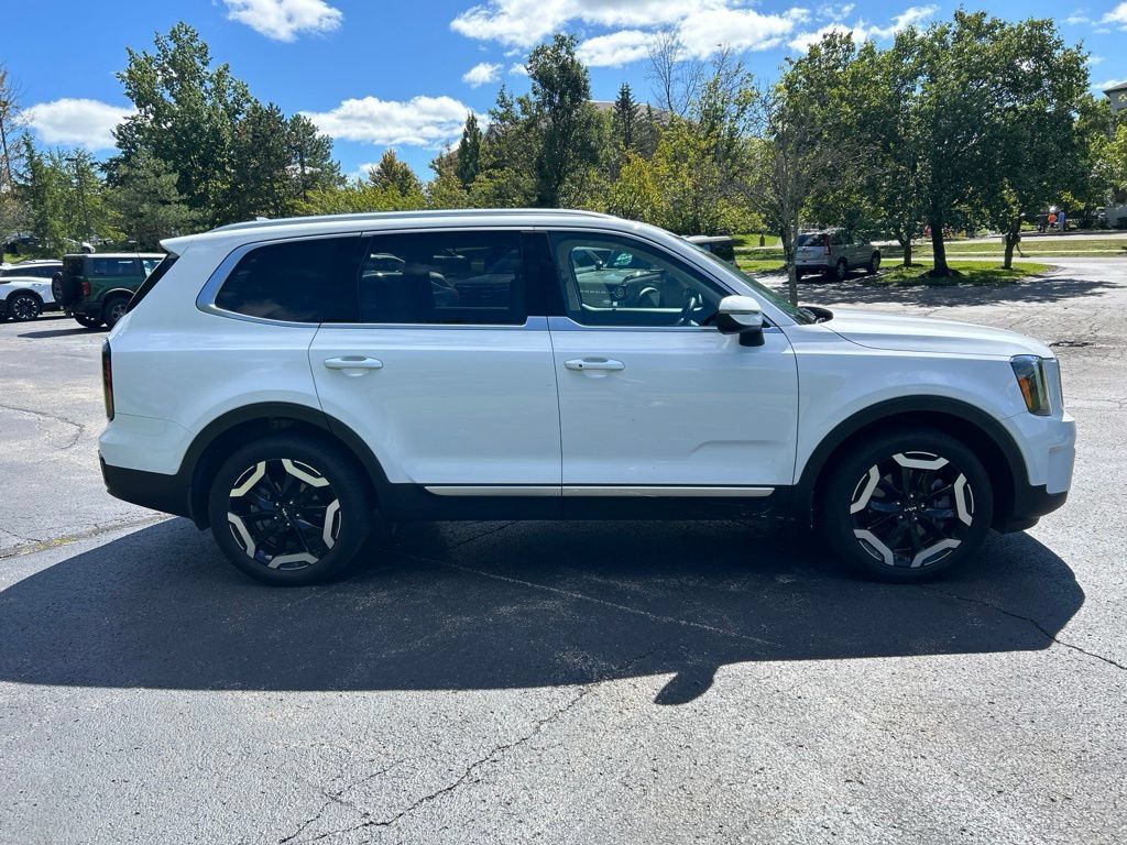 Certified 2024 Kia Telluride EX w/ EX Captain's Chair Package AWD/4WD image 5