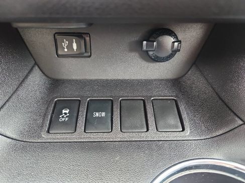 Used 2015 Toyota Highlander LE FWD image 28