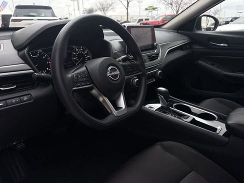 Used 2024 Nissan Altima 2.5 SV image 2