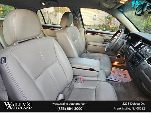 Used 2009 Lincoln Town Car Signature Limited image 33