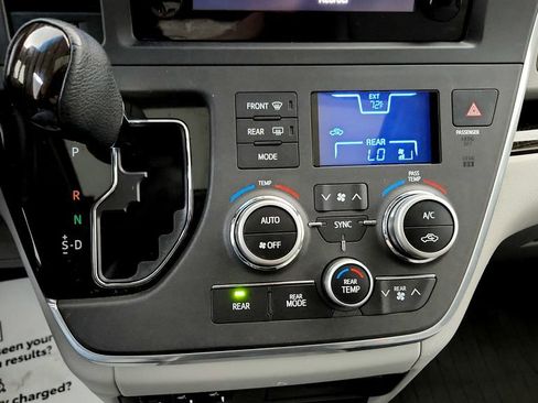 Used 2017 Toyota Sienna XLE FWD image 25