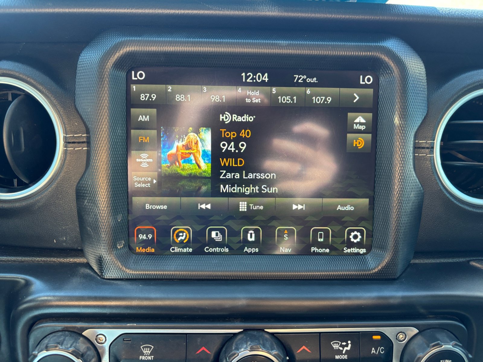 Used 2022 Jeep Wrangler Unlimited Sahara AWD/4WD image 22