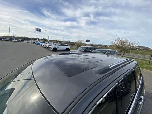 Used 2017 Jeep Grand Cherokee Limited image 3