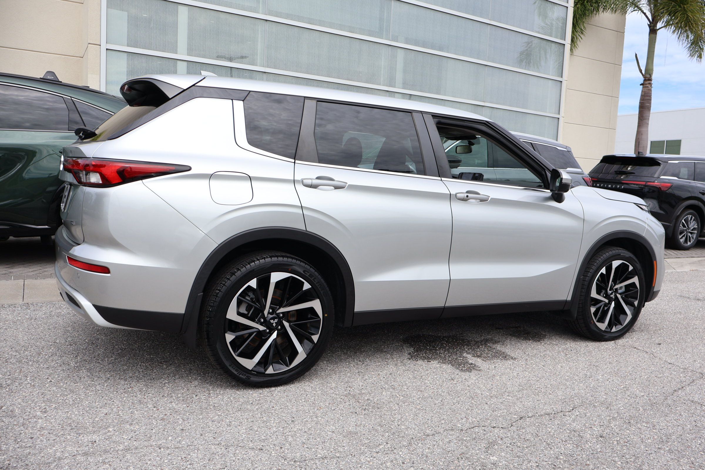Used 2023 Mitsubishi Outlander SE FWD image 9