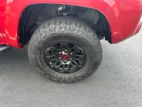 Used 2022 Toyota Tacoma SR5 w/ Technology Package RWD image 2