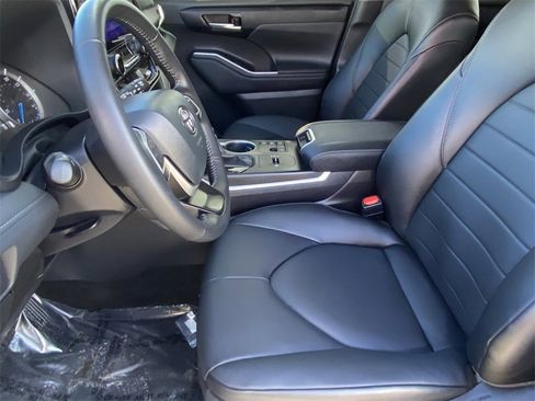 Certified 2024 Toyota Highlander XLE image 20