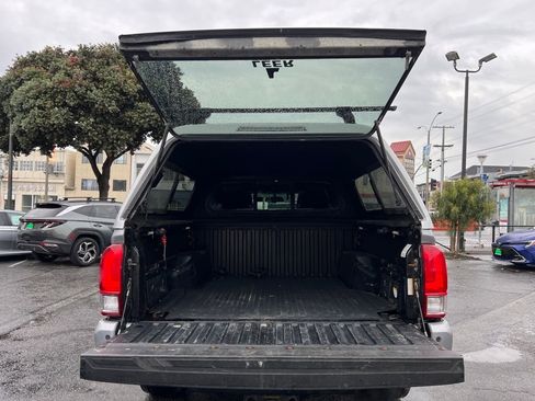 Used 2016 Toyota Tacoma TRD Sport image 39