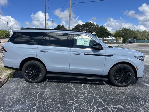 New 2025 Lincoln Navigator Reserve w/ Jet Appearance Package image 2