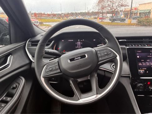 New 2025 Jeep Grand Cherokee Laredo image 14